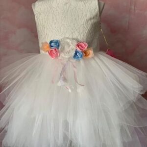 WHITE DRINKING DRESS WITH DETAIL OF FLOWERS